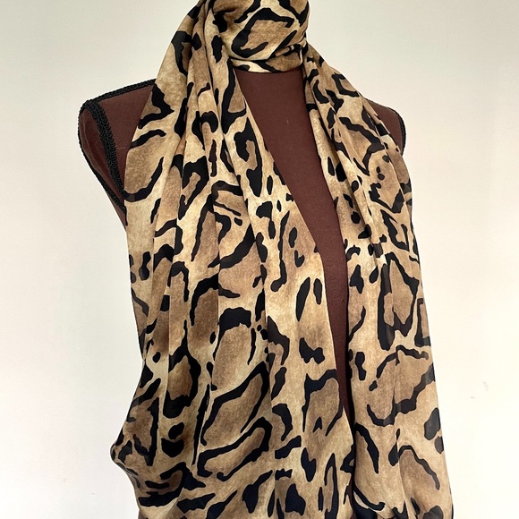 New Gucci Animal Print Stole Silk Satin Scarf with Gucci Box - Picture 9 of 16